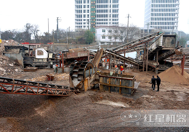 建筑垃圾制沙現(xiàn)場，配置車載制沙機